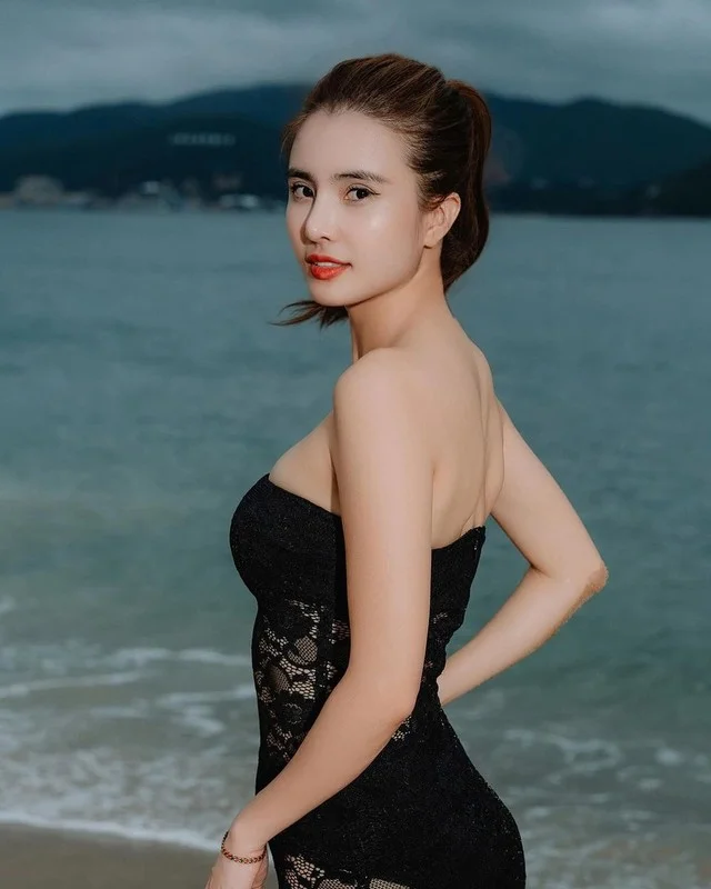 Le Khanh Chi’s Rose Bikini Photoshoot: Elegance and Bold Style