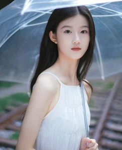 The Rising 15-Year-Old Actress Who Outshone Yang Mi with Her Heartbreaking Performance - image 12