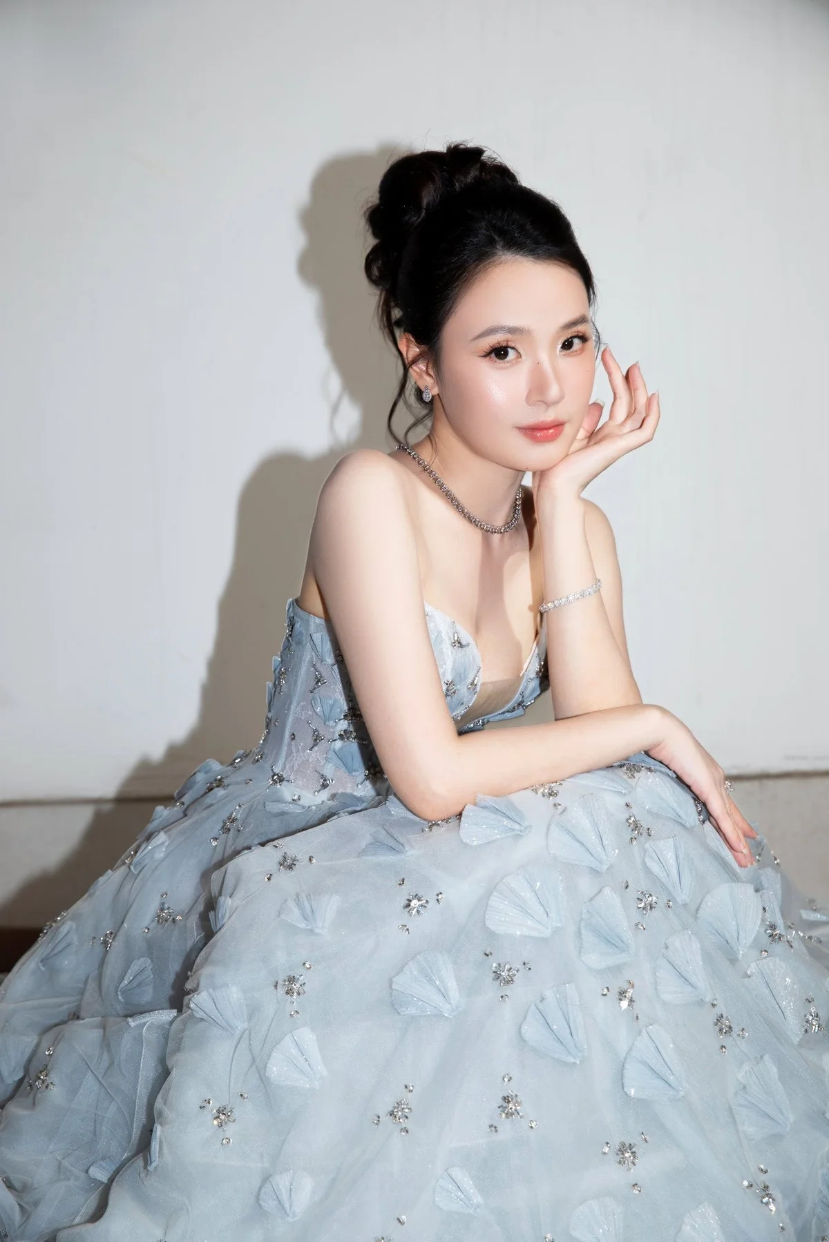 Classroom Elegance: How Midu Maintains Her Radiant Glow While Teaching
