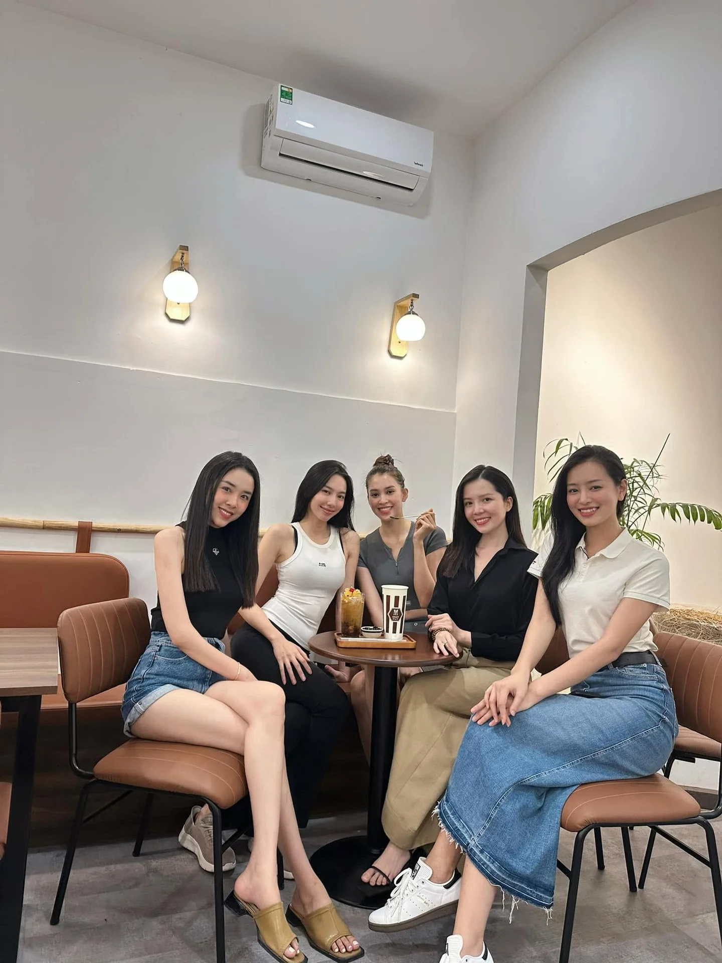Inspiring Story of a Western Vietnamese Girl's Lavish Wedding and Successful Cafe