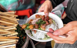 Exploring the Culinary Paradise of Dong Xuan Market: 7 Must-Try Street Food Delicacies in Hanoi - image 2