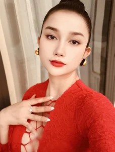 The Stunning Allure and Style of Huynh Nhu, Wife of Singer Khanh Don - image 7