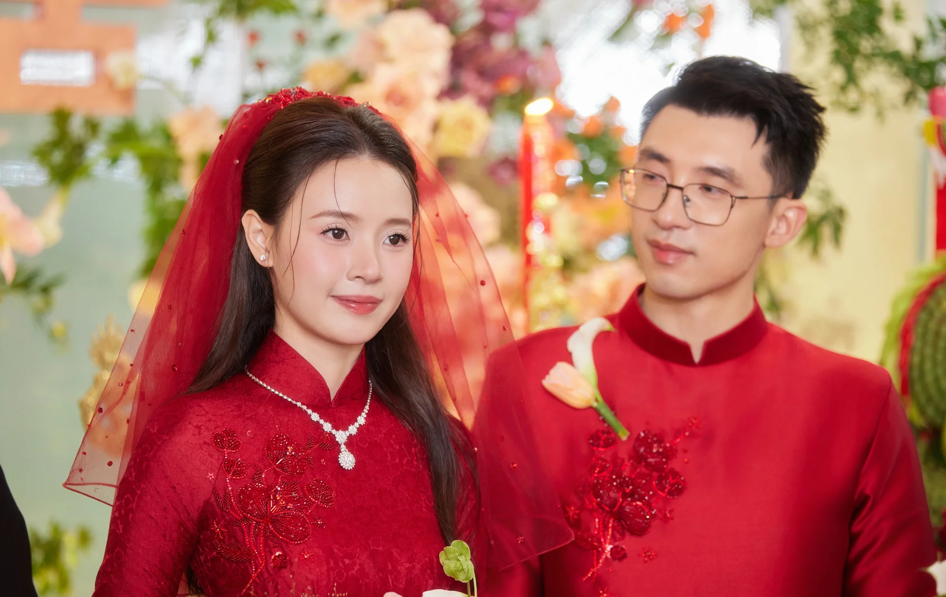 Midu's Elegant Wedding: 39 Custom Ao Dai Sets Worth Nearly 300 Million VND