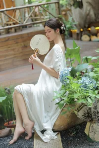 YiTuYu Art Language Vol.8112: Ban Ban Jiang 36P Artistic Set - image 1