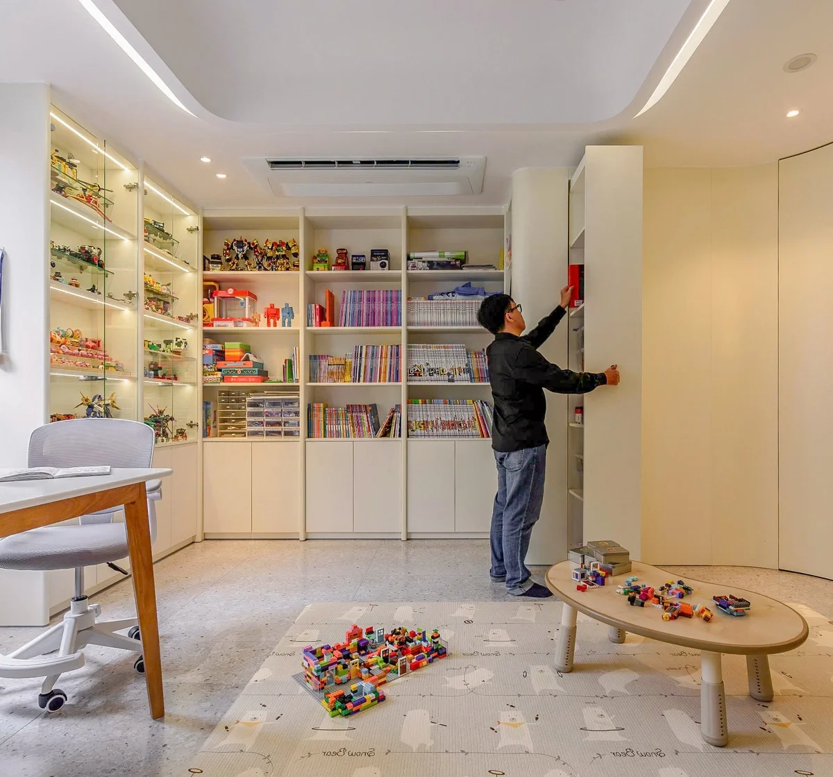 The No-Living-Room Revolution: A Minimalist Duplex Apartment Redefining Urban Living Spaces