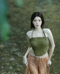 Breathtaking 18-Year-Old Beauty Captivates in Ethereal Nature-Themed Stream Photoshoot - image 5