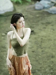 Breathtaking 18-Year-Old Beauty Captivates in Ethereal Nature-Themed Stream Photoshoot - image 8
