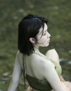Breathtaking 18-Year-Old Beauty Captivates in Ethereal Nature-Themed Stream Photoshoot - image 7
