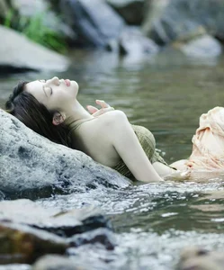 Breathtaking 18-Year-Old Beauty Captivates in Ethereal Nature-Themed Stream Photoshoot - image 1