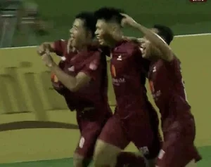 Vietnamese Footballer Ha Duc Chinh Celebrates Goal with Sweet Pregnancy Reveal - image 0
