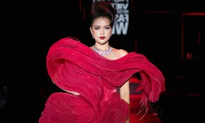 Ngoc Chau and Huong Ly Mesmerize in Smoke-Inspired Runway Gowns - image 0