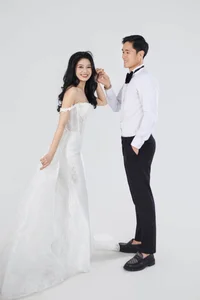 Footballer Huỳnh Tấn Sinh and His Stunning Banker Fiancée Share Romantic Wedding Photos - image 3