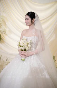 Footballer Huỳnh Tấn Sinh and His Stunning Banker Fiancée Share Romantic Wedding Photos - image 6