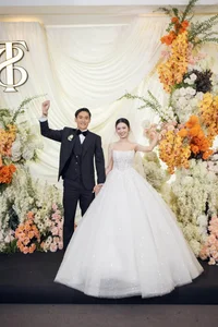 Footballer Huỳnh Tấn Sinh and His Stunning Banker Fiancée Share Romantic Wedding Photos - image 2