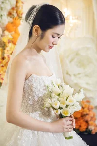 Footballer Huỳnh Tấn Sinh and His Stunning Banker Fiancée Share Romantic Wedding Photos - image 5
