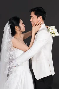 Footballer Huỳnh Tấn Sinh and His Stunning Banker Fiancée Share Romantic Wedding Photos - image 7
