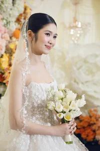 Footballer Huỳnh Tấn Sinh and His Stunning Banker Fiancée Share Romantic Wedding Photos - image 1