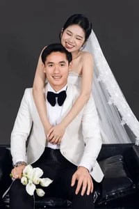 Footballer Huỳnh Tấn Sinh and His Stunning Banker Fiancée Share Romantic Wedding Photos - image 4
