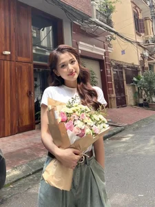 Bui Thu Huong: The Elegant VTV8 MC and Her Romance with Footballer Minh Vuong - image 2