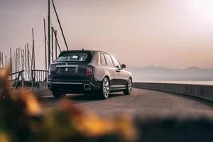 The Ultimate Luxury: Exploring the Bespoke Rolls-Royce Cullinan Yacht Edition Collection - image 7