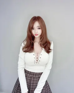 Elegant and Alluring: Chinese Star Captivates in Sophisticated Professional Secretary Aesthetic Photo Gallery - image 9