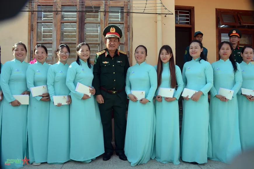 Visiting Soldiers and Citizens of Truong Sa Islands and DK1 Platform