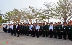 Visiting Soldiers and Citizens of Truong Sa Islands and DK1 Platform - image 6