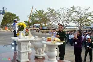 Visiting Soldiers and Citizens of Truong Sa Islands and DK1 Platform - image 4