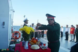 Visiting Soldiers and Citizens of Truong Sa Islands and DK1 Platform - image 5