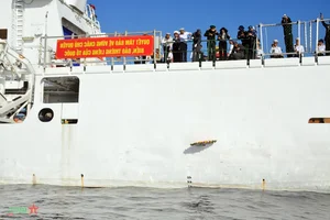 Visiting Soldiers and Citizens of Truong Sa Islands and DK1 Platform - image 7