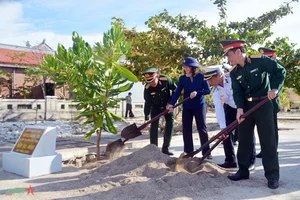Visiting Soldiers and Citizens of Truong Sa Islands and DK1 Platform - image 8