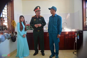 Visiting Soldiers and Citizens of Truong Sa Islands and DK1 Platform - image 3