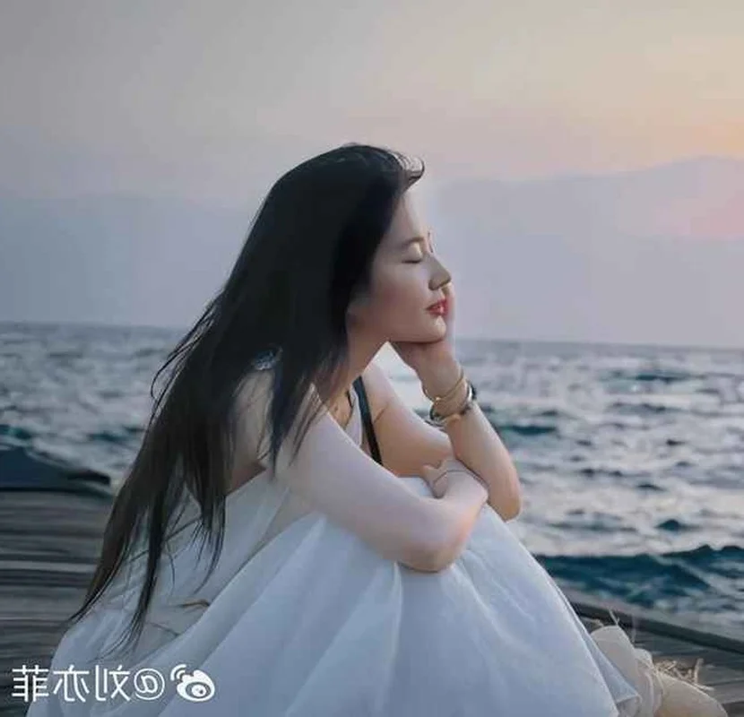 Ageless Beauty Liu Yifei Goes Viral with Stunning No-Makeup Look
