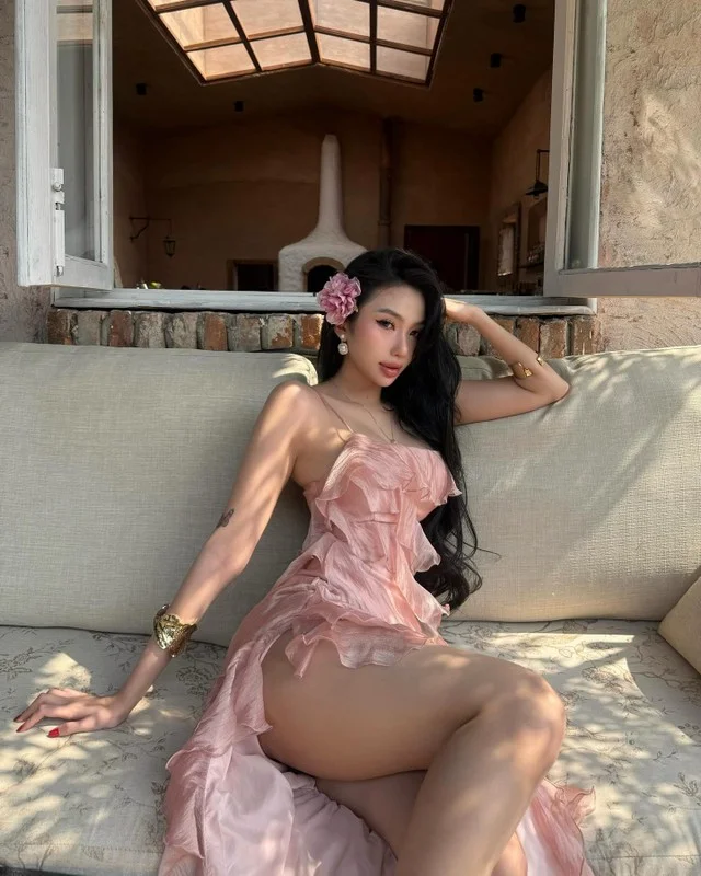 Afternoon Tea Elegance: The Viral Backless Dress Trend Taking Over Social Media
