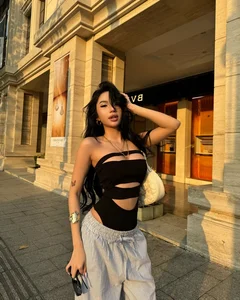 Afternoon Tea Elegance: The Viral Backless Dress Trend Taking Over Social Media - image 2