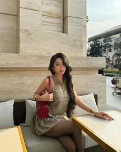 Afternoon Tea Elegance: The Viral Backless Dress Trend Taking Over Social Media - image 10