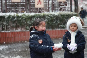 Breathtaking and Harsh Winter: Heavy Snow and Ice Blankets Northern China - image 9