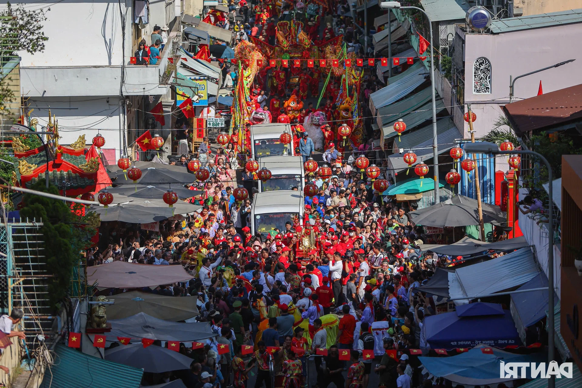 Massive Parade of 700 Participants at the Nghinh Ong Festival