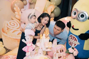 Famous Hot Girl and Textile Heir Raise Viral Baby - image 3
