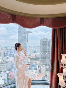 Bao Thy Revisits Million-Dollar Honeymoon Suite with Husband Phan Linh After Four Years of Marriage - image 2