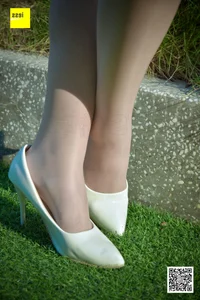 Fresh Pink Aesthetic: Jia Zhen Features in IESS SXJ 170 Collection - image 88