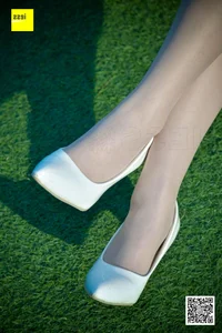 Fresh Pink Aesthetic: Jia Zhen Features in IESS SXJ 170 Collection - image 28
