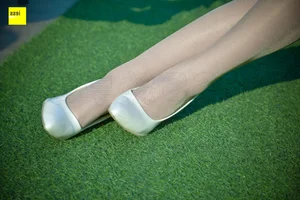 Fresh Pink Aesthetic: Jia Zhen Features in IESS SXJ 170 Collection - image 41