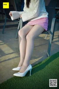 Fresh Pink Aesthetic: Jia Zhen Features in IESS SXJ 170 Collection - image 46