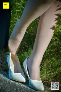 Fresh Pink Aesthetic: Jia Zhen Features in IESS SXJ 170 Collection - image 16