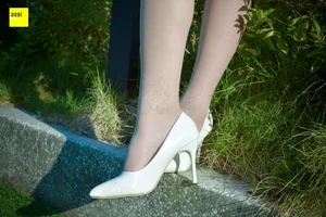 Fresh Pink Aesthetic: Jia Zhen Features in IESS SXJ 170 Collection - image 93