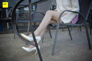 Fresh Pink Aesthetic: Jia Zhen Features in IESS SXJ 170 Collection - image 56