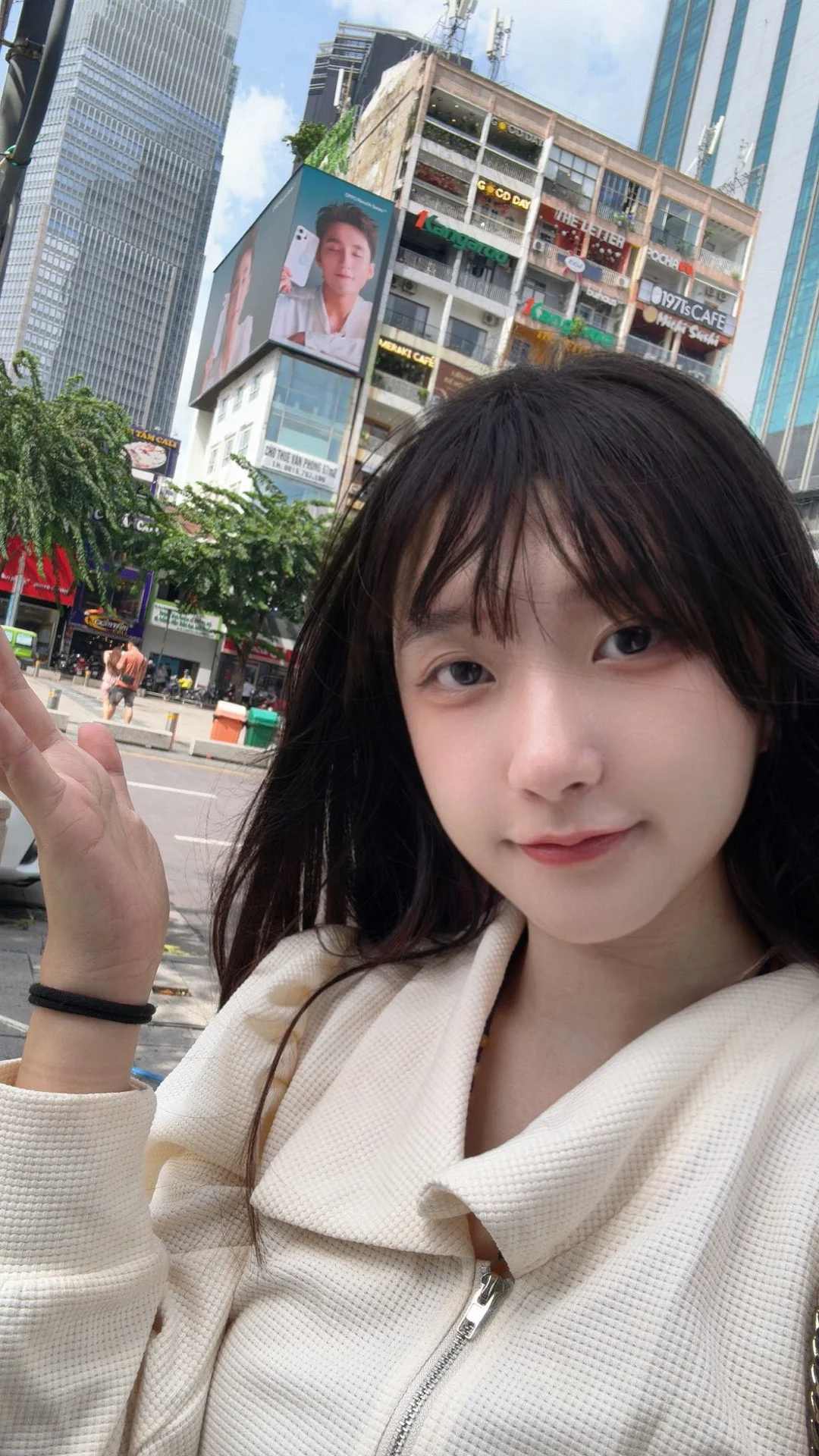 Viral Beauty: Meet the Talented Female Cosplayer Captivating Fans with Her Striking Resemblance to Asian Pop Icon Son Tung M-TP