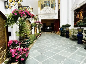 A Look Inside the Grandiose Mansion of Actress Kim Oanh’s New In-Laws - image 3