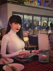 Elly Tran Stuns Social Media with Incredible Post-Motherhood Physique - image 1